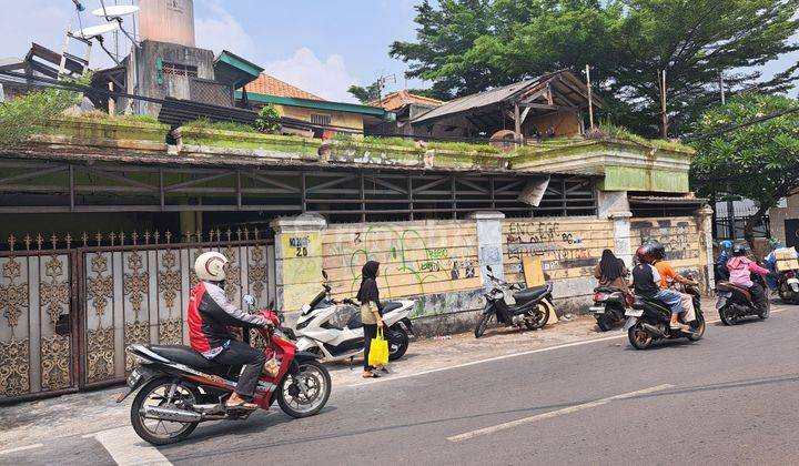 Rumah 2 lantai di hook letak strategis,  dekat mall Basura, di Jl Cipinang besar Selatan,  Jakarta Timur.  2