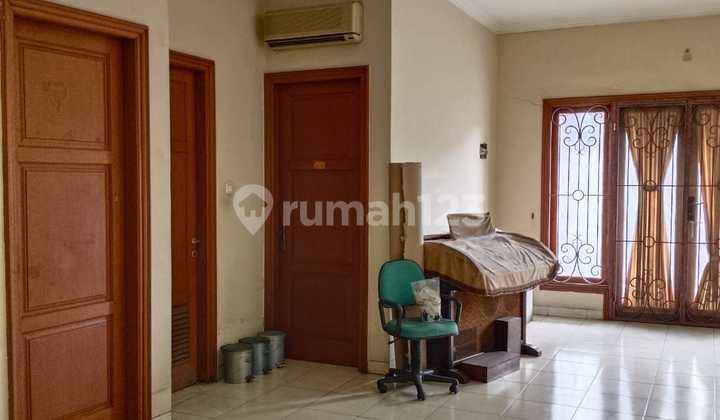 Opportunity Langka! Rumah 2 Lantai Harga di Bawah NJOP, Lokasi Strategis untuk Usaha dan Hunian di Kebayoran Lama Jakarta Selatan