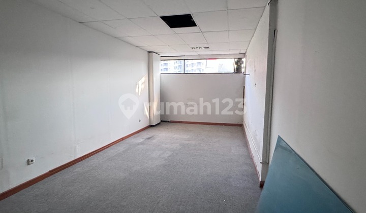 Strategic Office Space for Teams of 6-18 People in Kemang Business Plaza, South Jakarta Strategic Office Space for Teams of 6-18 People in Kemang Business Plaza, South Jakarta