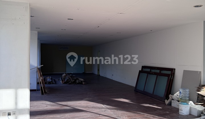 Strategic Office Space for Rent for Teams of 20 - 60 People in Kemang Business Plaza, South Jakarta Strategic Office Space for Rent for Teams of 20 - 60 People in Kemang Business Plaza, South Jakarta