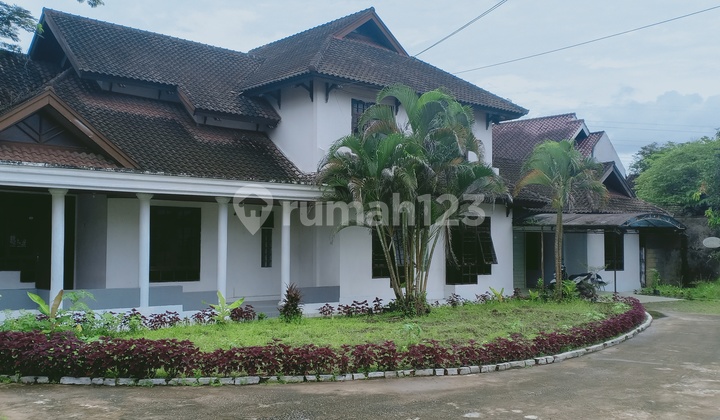 Samarinda Rental House with Spacious Parking and Many Rooms