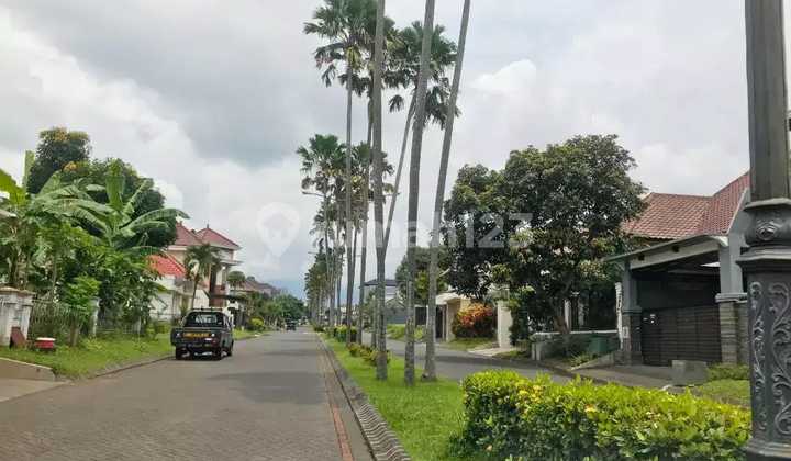 Luxury House + Pool on Boulevard Istana Dieng Malang 2