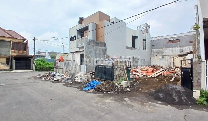 Premium Land Suitable for Exclusive Boarding House. Adjacent to Boarding Buildings on Both Sides.