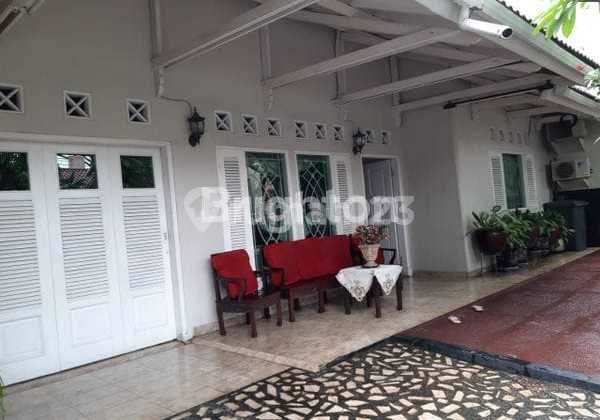 Tebet House Beautiful Well-Maintained Strategic Residence Close to the City Center Tebet House Beautiful Well-Maintained Strategic Residence Close to the City Center