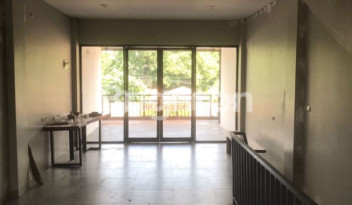 3-STORY SHOPHOUSE WITH BALCONY AND ROOFTOP BY MAIN ROAD NEAR FOOD DISTRICT