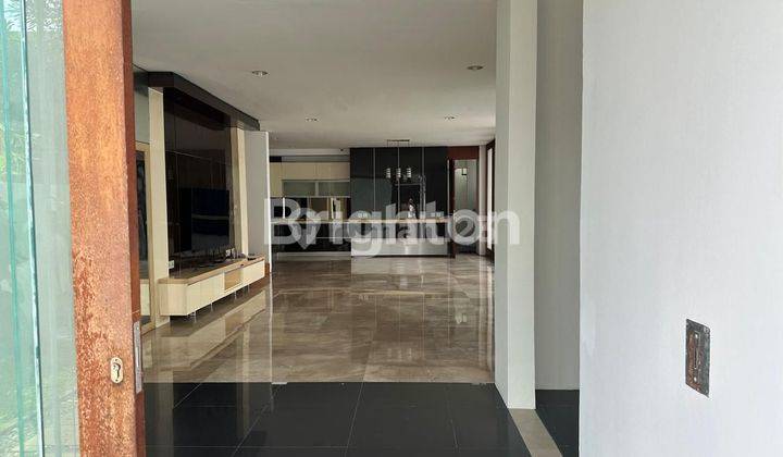 RUMAH PREMIUM ADA KOLAM RENANG DI KEMANG 2