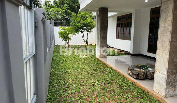 RUMAH LAMA TERAWAT DAN RAPI LOKASI STRATEGIS DEKET MALL GANDARIA CITY 2