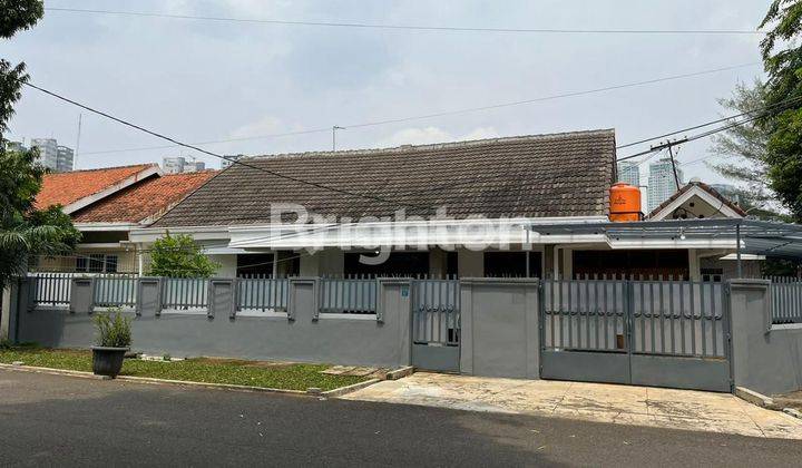 RUMAH LAMA TERAWAT DAN RAPI LOKASI STRATEGIS DEKET MALL GANDARIA CITY 1