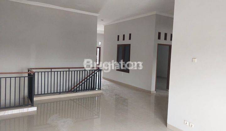 RUMAH BAGUS PINGGIR JALAN RAYA SUDAH RENOVASI  1