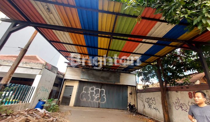 TANAH BONUS BANGUNAN 2 RUANGAN  KANTOR DAN KONTRAKAN 12 PINTU LOKASI STRATEGIS PINGGIR JALAN RAYA