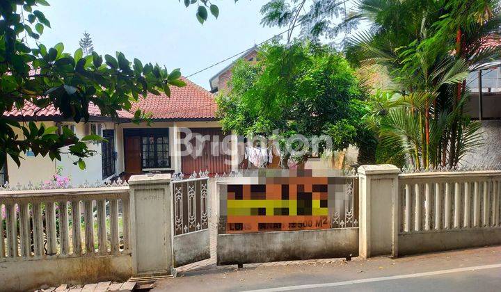 RUMAH TERAWAT DENGAN HALAMAN LUAS PINGGIR JALAN RAYA JAGAKARSA 1