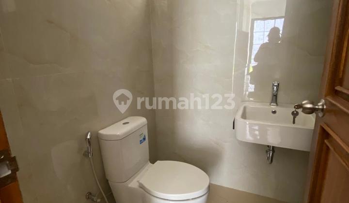 Semi Furnished Independent Building House in Alam Sutera, Victoria Cluster 2