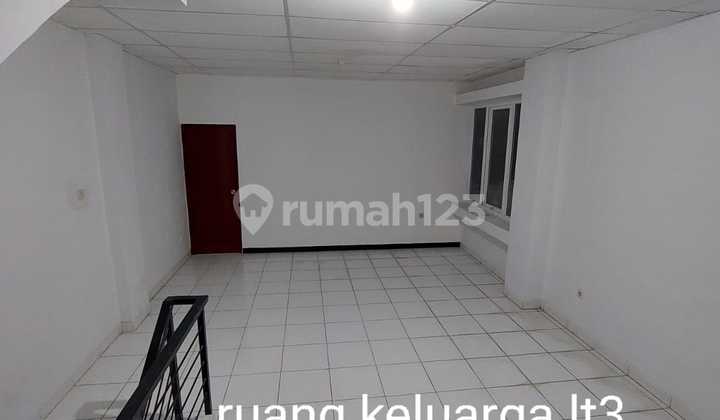 3.5-Story Shophouse in Laksana Pergudangan, Pakuhaji, Tangerang 2