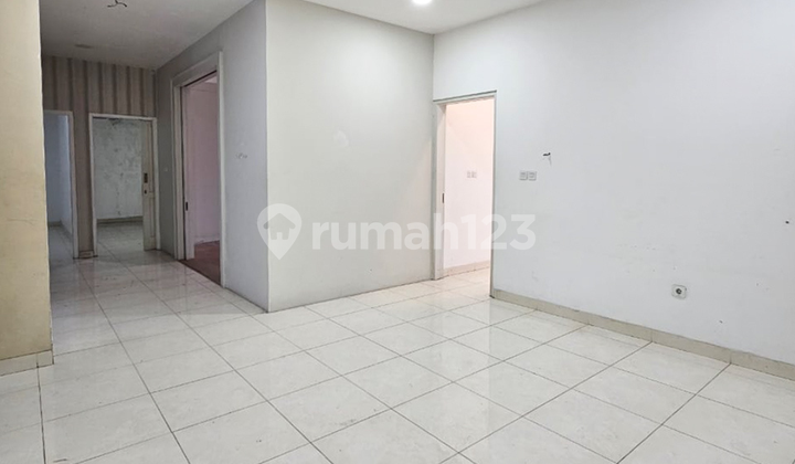 For Rent Bangunan Komersial 3,5 Lantai Hadap Selatan di Gandaria 2