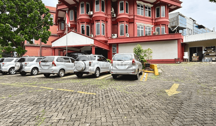 Dijual Gedung 4 Lantai Posisi Pojok di Pejaten 2