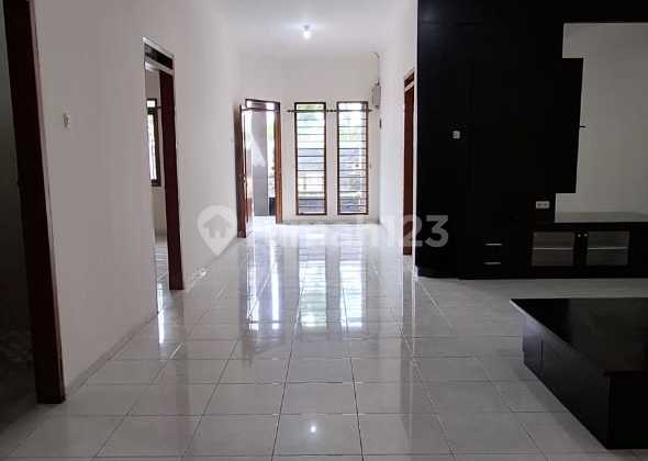 Beautiful House In The Best Cluster Of Taman Holis Indah 2