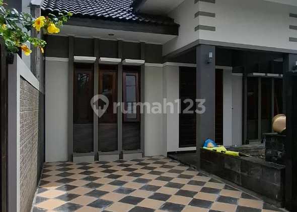 Rumah Cantik Di Cluster Terbaik Taman Holis Indah