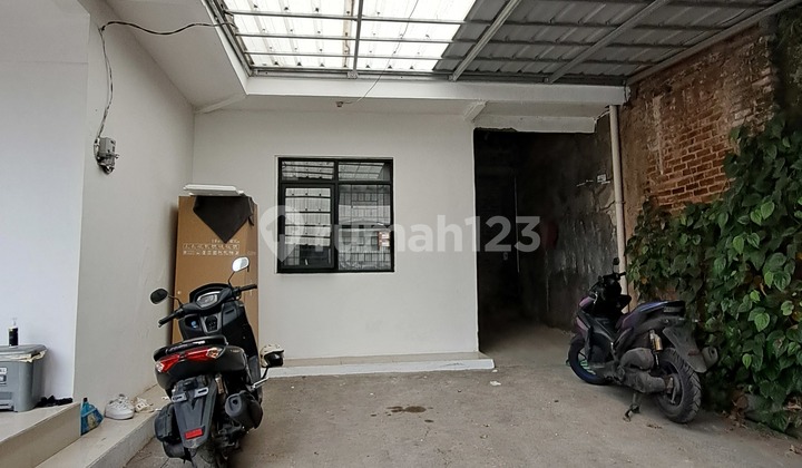 Ready-to-Occupy House With Large Land In Taman Kopo Indah 1 Bandung 2