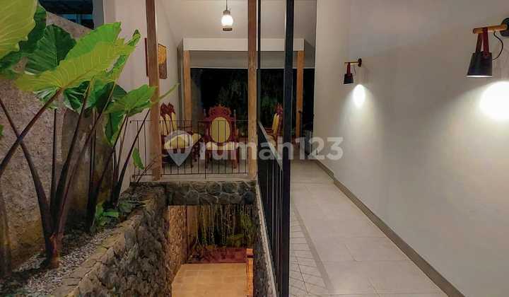 Rumah Villa Cantik Tropis 10 Menit ke Malioboro Rumah Villa Cantik Tropis 10 Menit ke Malioboro