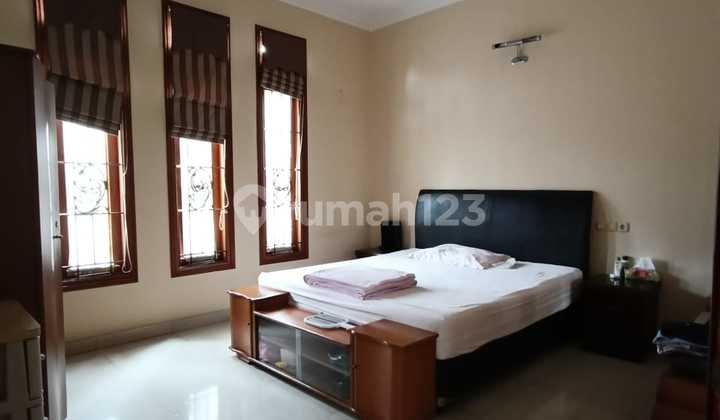 Rumah 3Lantai di Setraduta.(M) 2