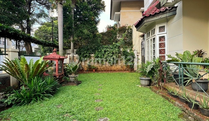 For Sale Dijual Rumah Terawat Desain Klasik di Area Kebayoran Baru 2