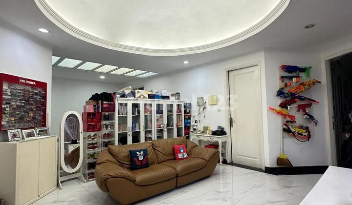 Rumah Green Garden Dilengkapi Kolam Renang Jakarta Barat