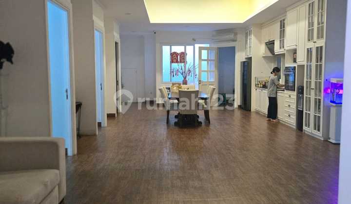 Rumah Rajawali Selatan Hadap Utara