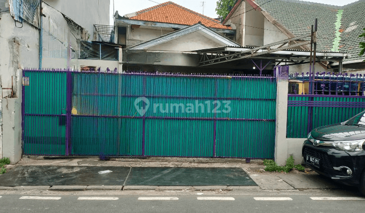 Rumah Pintu Besi 1