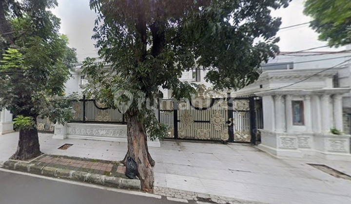 Rumah 4lt Dengan Pool di Kramat Senen, Hanya 400m ke Kramat Raya