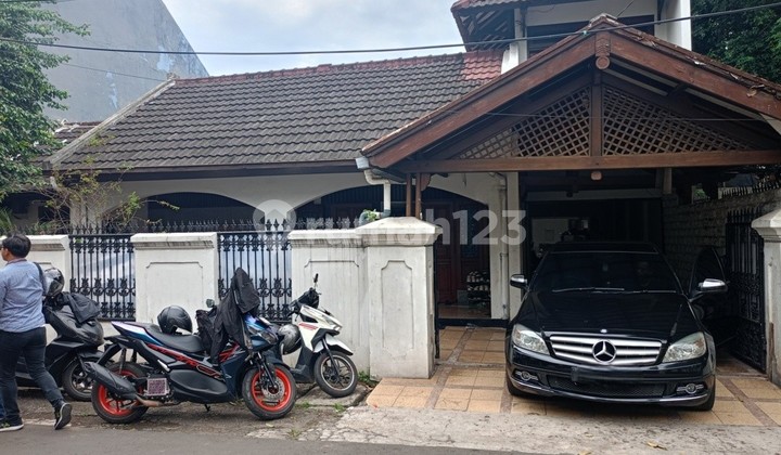 Rumah Lama 1.5 Lantai Dekat PI di Praja Dalam Kebayoran Lama