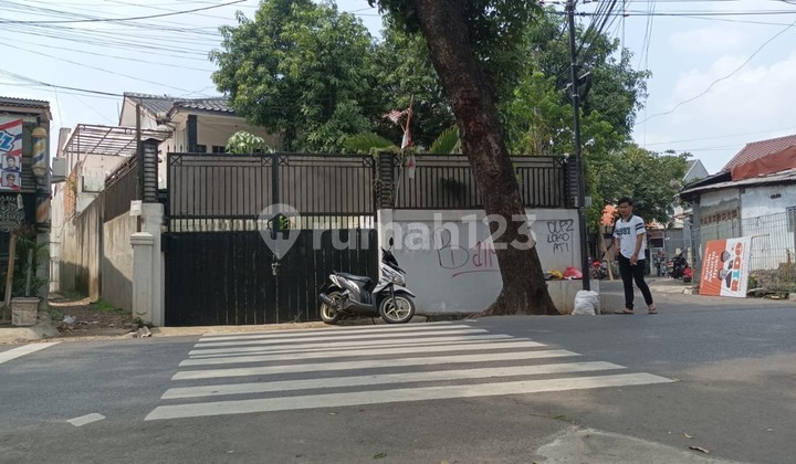 Rumah Hoek 2lt Ada Pool di Jagakarsa,Hanya 15 Menit ke Tol Brigif