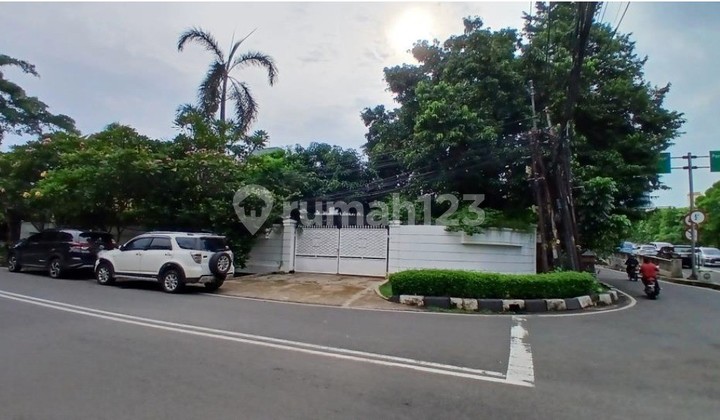 Hoek 1-story house in Simprug Golf, Only 6 Minutes to Senayan Toll Road. 2