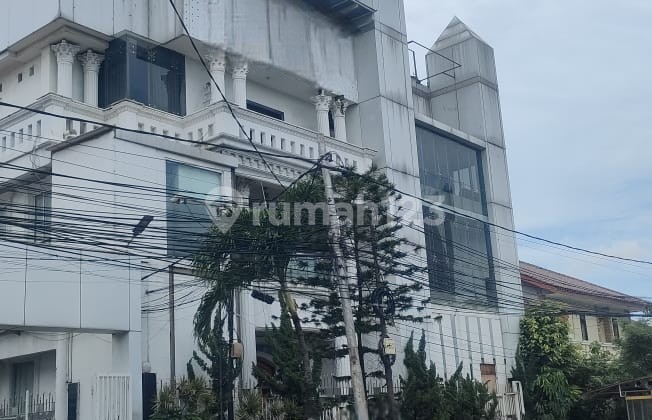 Gedung 4Lt di Cempaka Putih Barat, Hanya 7 Menit ke Tol Pulomas