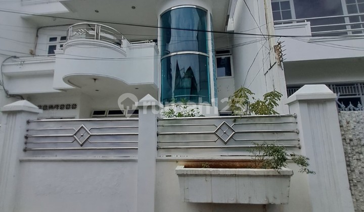 Two-Story House in South Petojo, Only 8 Minutes to Tanjung Duren Toll Road 2