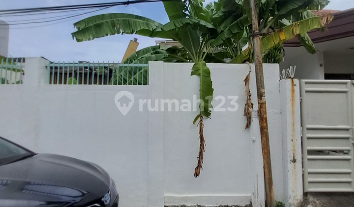 Hoek House in South Petojo, Only 8 Minutes to Tanjung Duren Toll Road. 2