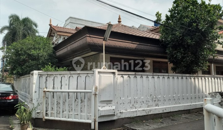 Rumah Hoek di Tebet Timur, Selangkah ke Tebet Eco Park & Stasiun