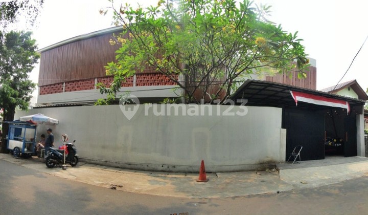 Rumah Mewah Hoek 2 Lantai Depan Taman di Guntur Setiabudi