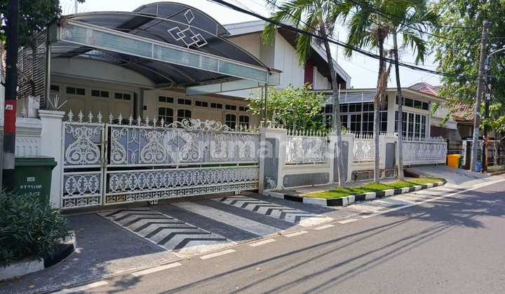 Rumah di Cempaka Putih Tengah, Hanya 5 Menit ke Tol Cempaka Putih