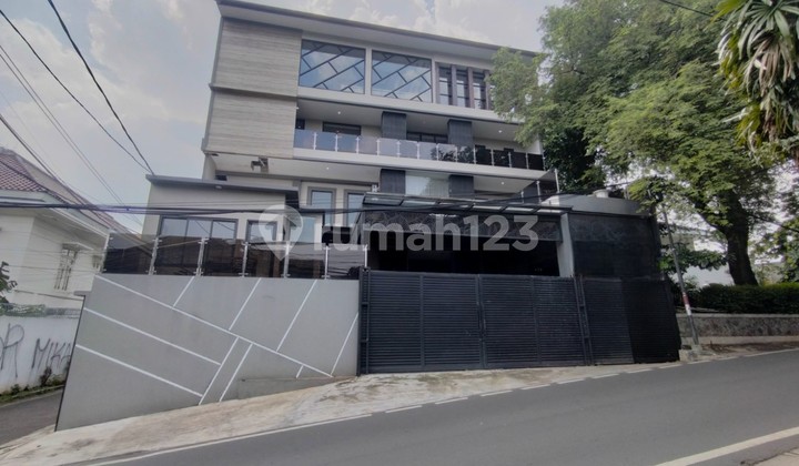 Rumah 4lt di Kemang Utara Dilengkapi Kolam Renang Indoor & Lift