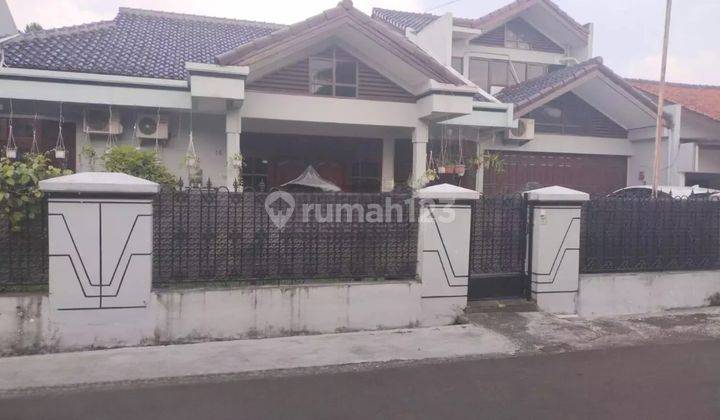 tampak depan rumah di komplek dosen ui