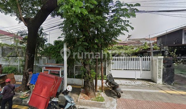 Rumah Pinggir Jalan di Tebet Barat Raya, Selangkah ke Tebet Eco Park 2