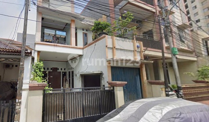 2-Story House in Menteng Atas Setiabudi, Only 5 Minutes to Kuningan 2-Story House in Menteng Atas Setiabudi, Only 5 Minutes to Kuningan