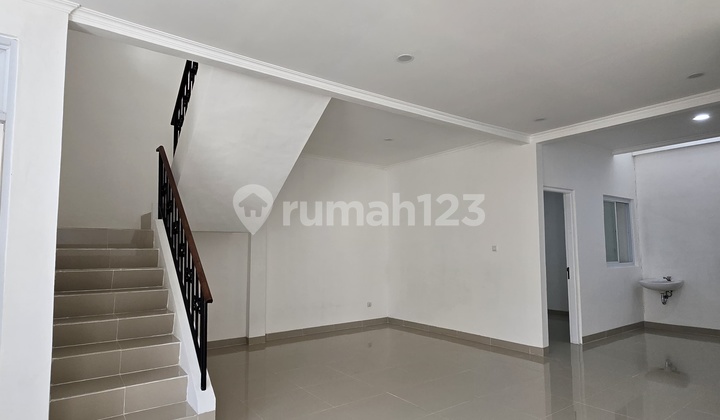 Rumah 2 Lantai Siap Huni dan Strategis di Legenda Wisata Cibubur 2