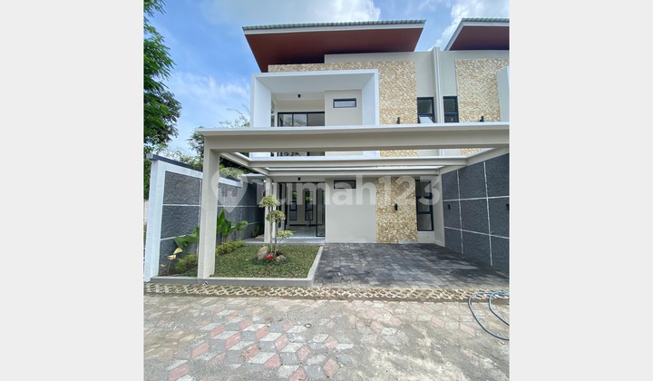 Modern Eastern House, Gentan Market, Jalan Kaliurang, Ngaglik, Sleman. Modern Eastern House, Gentan Market, Jalan Kaliurang, Ngaglik, Sleman.