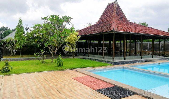 Rumah 2 Lantai Bagus Semi Furnished Sertifikat Hak Milik di Maguwoharjo Depok Sleman, Yogyakarta 1