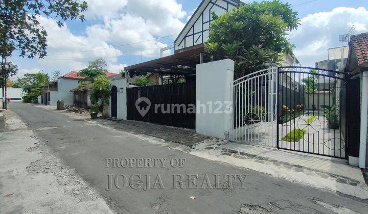 Rumah 2 Lantai Bagus Furnished Skandinavia Jl. Palagan Km 8 Sleman 1