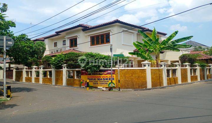 Rumah 2 Lantai Di Jalan Raya Dengan Kolam Renang Rumah SHM - Sertifikat Hak Milik Bagus Semi Furnished 1