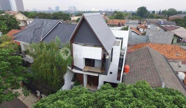 Modern Private Pool dan Rooptop di Lokasi Strategis Bebas Banjir