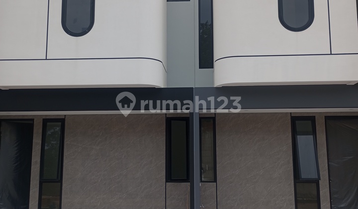 Modern Red Brick Location Serene Flood-Free