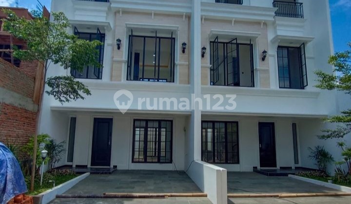 Rumah Kokoh 3 Lantai American Celasik Dalam Town House Nyaman
